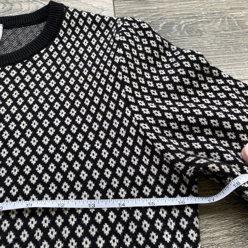 TWIK Cropped Black and White Fitted Sweater with Diamond Geometric Pattern - Picture 5 of 8